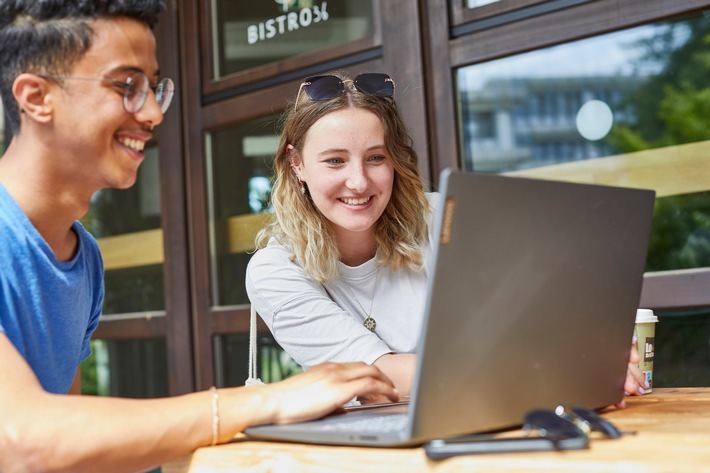 Der KI-Kompass der RPTU ist mehr als ein Technikkurs. Er befähigt Studierende auch zum reflektierten Umgang mit KI im Studium. / Weiterer Text über ots und www.presseportal.de/nr/168381 / Die Verwendung dieses Bildes für redaktionelle Zwecke ist unter Beachtung aller mitgeteilten Nutzungsbedingungen zulässig und dann auch honorarfrei. Veröffentlichung ausschließlich mit Bildrechte-Hinweis.
