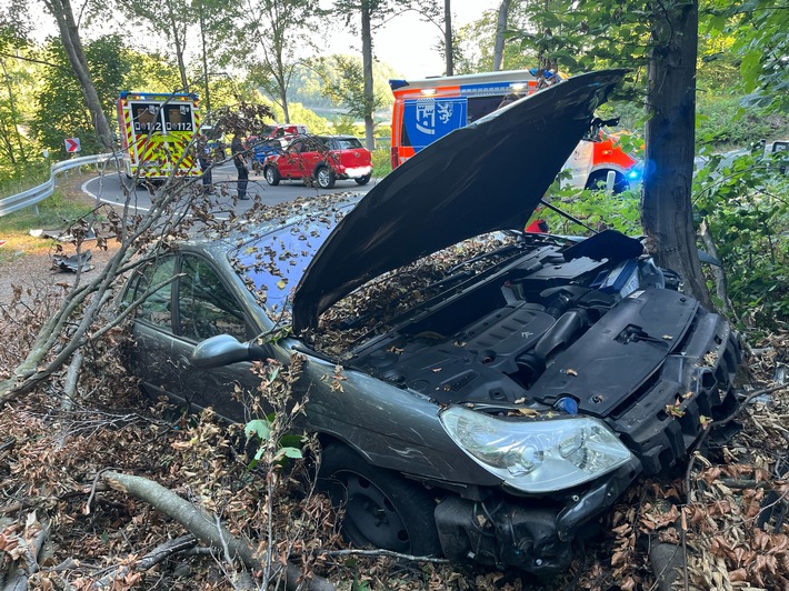 POL-GM: Auto prallt gegen Baum