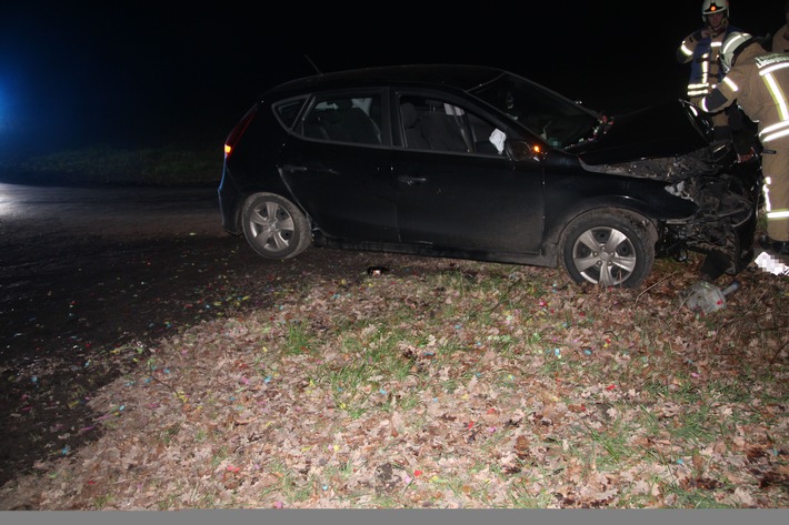 POL-COE: Lüdinghausen, Tüllinghofer Heide/ Auto prallt gegen Baum