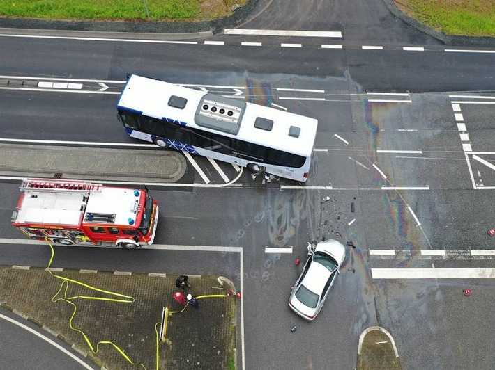POL-PIKIR: Verkehrsunfall mit Personenschaden - Schulbus beteiligt
