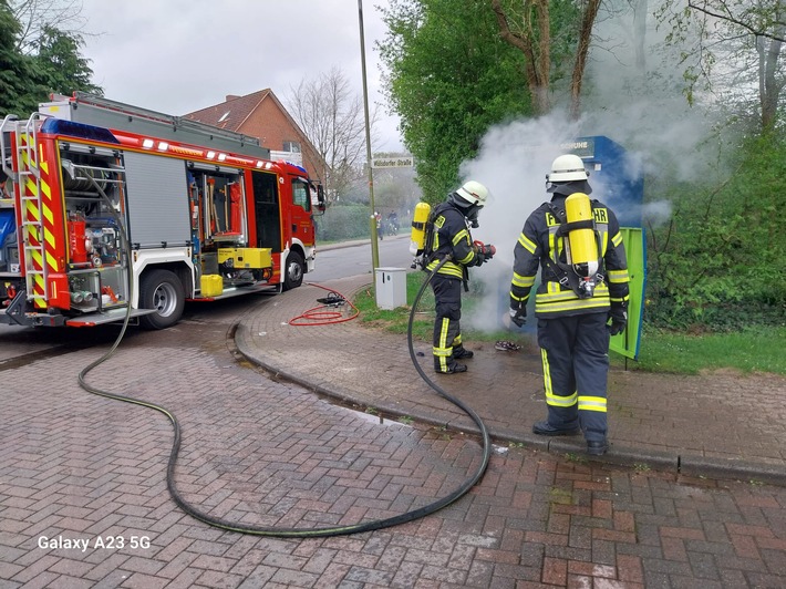 FFW Schiffdorf: Brennender Kleidercontainer sorgt für Einsatz der Feuerwehr