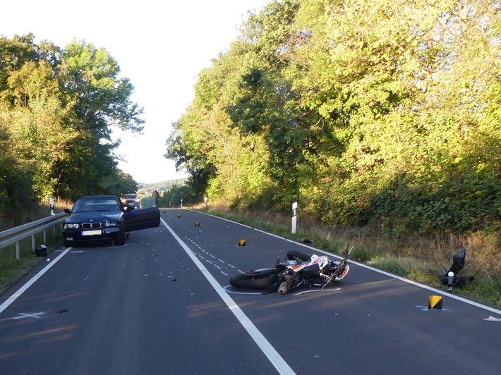 POL-DN: Auffahrunfall auf der B 399: Motorradfahrer verletzt