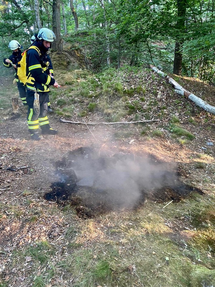 FW-EN: Spaziergänger und Feuerwehr verhindern Waldbrand am Kallenberg - Lagerfeuer brannte unkontrolliert im Wald