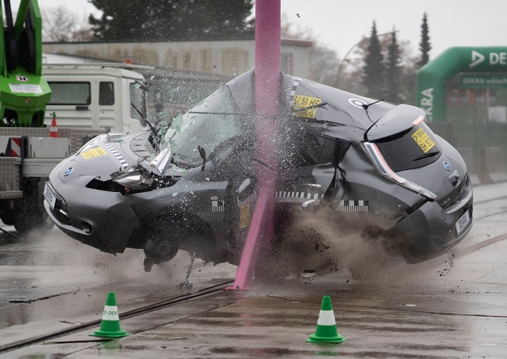 Serien-Elektrofahrzeuge bestätigen hohes Sicherheitsniveau in DEKRA Crashtests / Seitliche und frontale Kollisionen mit Pfahl