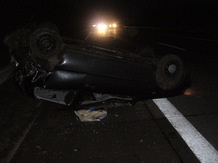 POL-CUX: Verkehrsunfall auf der A27 (Foto) - 25-Jährige schwer verletzt + Verkehrsunfall bei Überholvorgang in Loxstedt - Zeugen gesucht