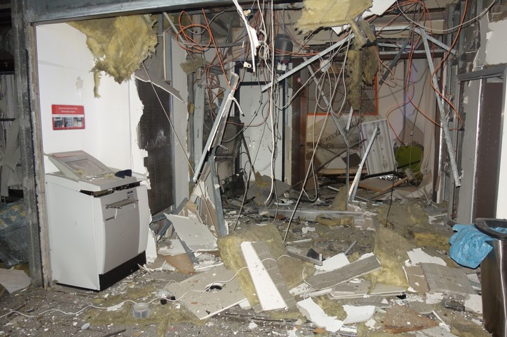 POL-NE: Geldautomat in Neuss Rosellen gesprengt - Täter mit rotem Fahrzeug flüchtig