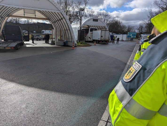 Bundespolizeidirektion München: Drei Haftbefehle innerhalb von drei Stunden - Bundespolizei Waidhaus bringt drei gesuchte Straftäter ins Gefängnis