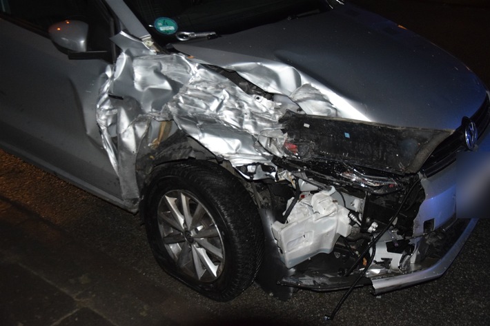 POL-HF: Parkendes Auto gerammt - Fahrerin leicht verletzt