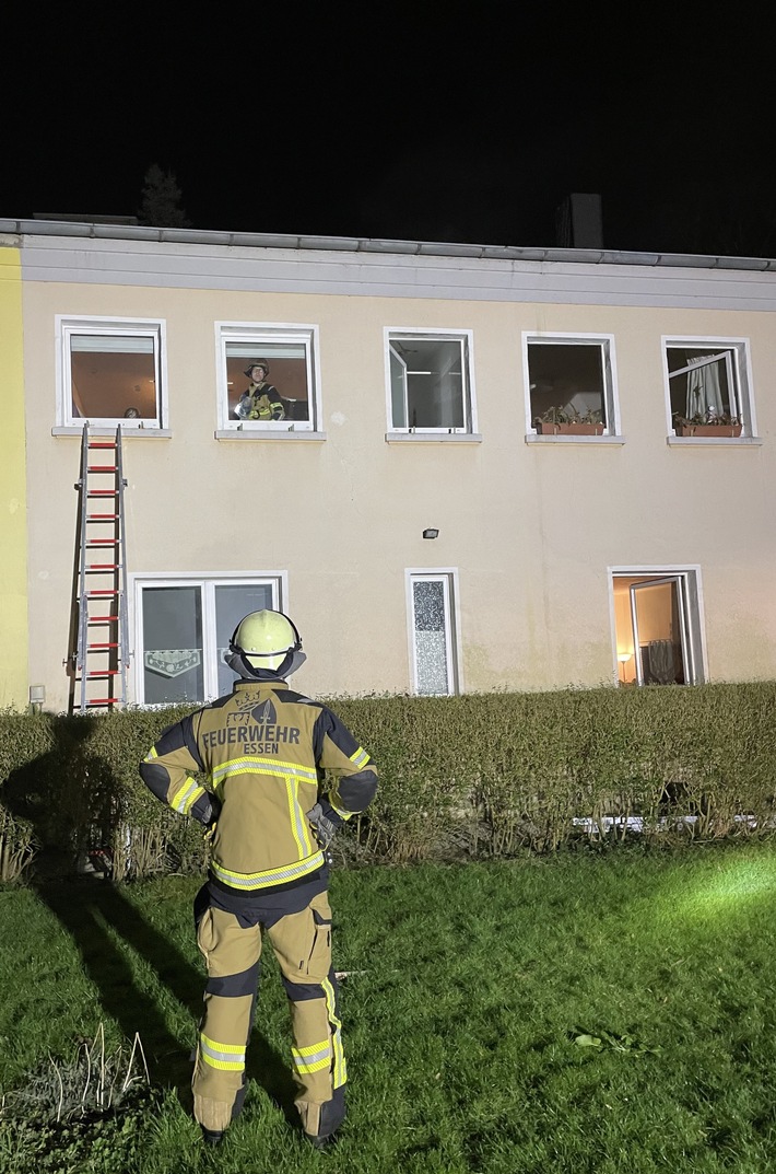 FW-E: Kellerbrand in einem Mehrfamilienhaus - Treppenhaus stark verraucht