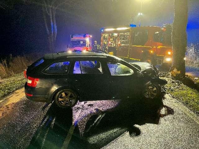 POL-STD: Zwei Autoinsassen bei Verkehrsunfall zwischen Drochtersen und Krautsand verletzt