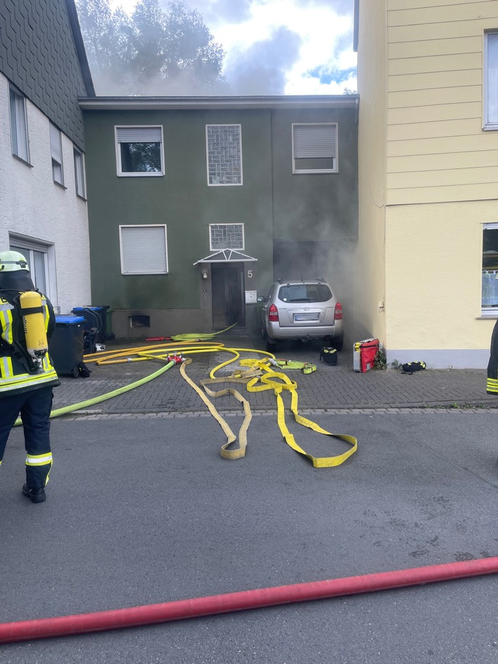 FW-DT: Kellerbrand - 17 Personen betroffen