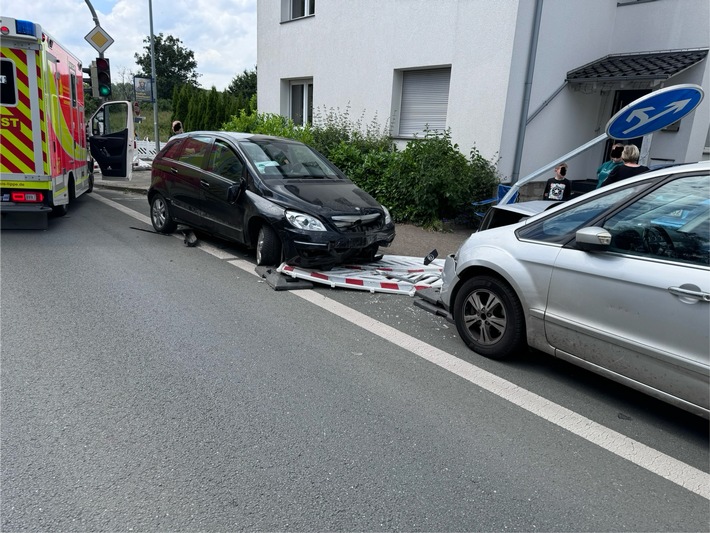 FW Lage: MANV10 - PKW in Personengruppe / Lage, Bielefelder Str. - 06.06.2024 - 14:16 Uhr