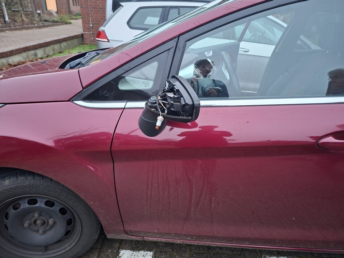 POL-STD: Unbekannter fährt im Vorbeifahren Spiegel von parkendem Auto ab und flüchtet - Polizei sucht Zeugen