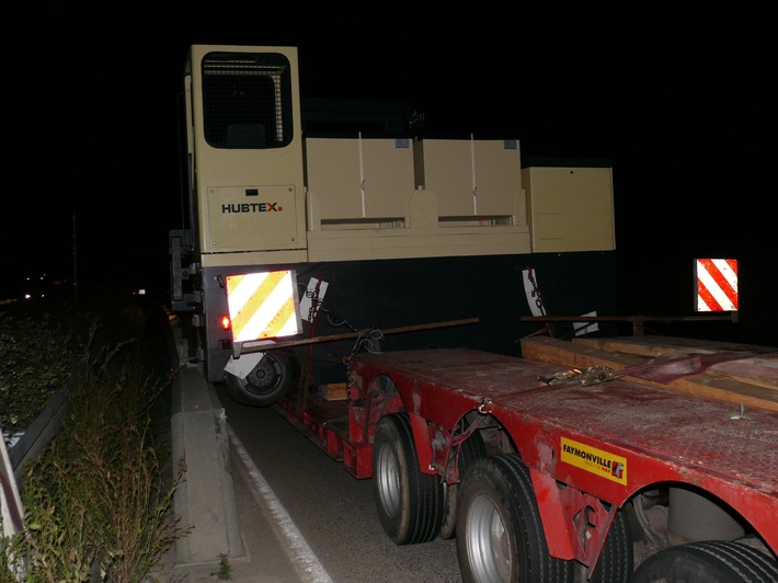 POL-HI: Verkehrsunfall / Großraum-/Schwertransport bleibt in der Baustelle stecken