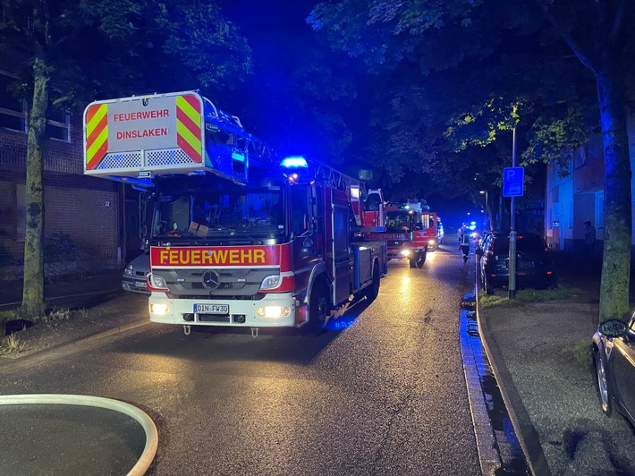 FW Dinslaken: Zimmerbrand mit mehreren Personen in Gefahr.