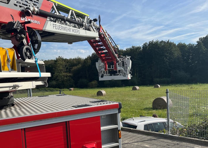 FW Moers: Auto durchbricht Zaun und stürzt Böschung hinab