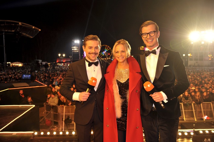 Mirjam Weichselbraun, Joko und Klaas moderieren am Brandenburger Tor Berlins traditionelle Silvestershow im ZDF (BILD)