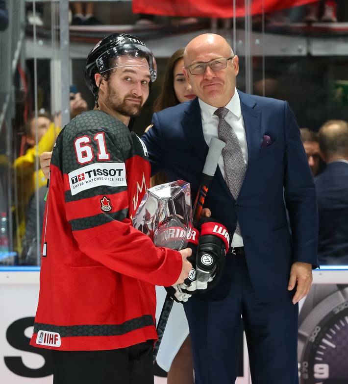 Bernhard Maier überreicht Trophäe an ,Most Valuable Player&#039; der IIHF Eishockey-Weltmeisterschaft 2019 (FOTO)