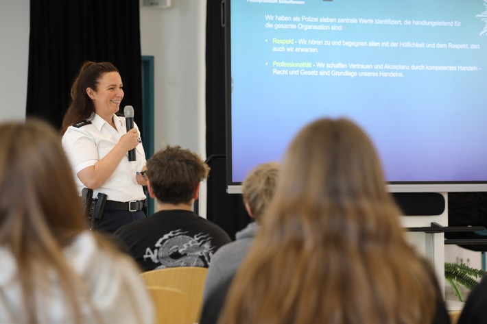 POL-OF: "Cops im Dialog - Polizei und Schulen im Austausch" an der Kopernikusschule