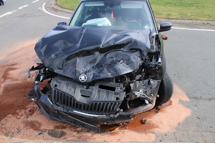POL-MI: Verkehrsunfall im Kreuzungsbereich mit zwei Verletzten