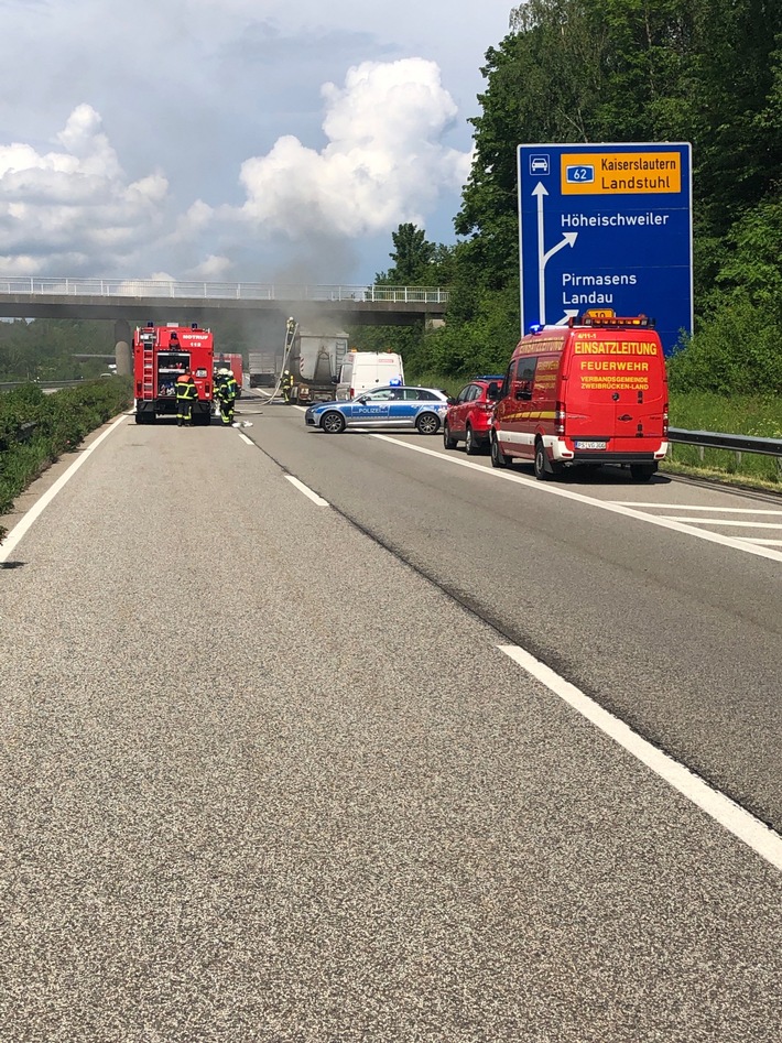 POL-PDPS: Brand eines LKW-Anhängerreifens