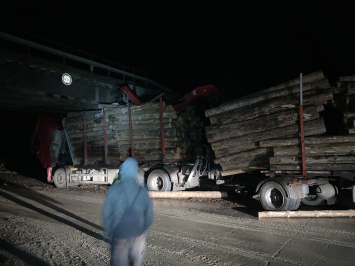 POL-MR: Friedhofsparkplatz beschmiert + Holztransporter bleibt an Brücke hängen