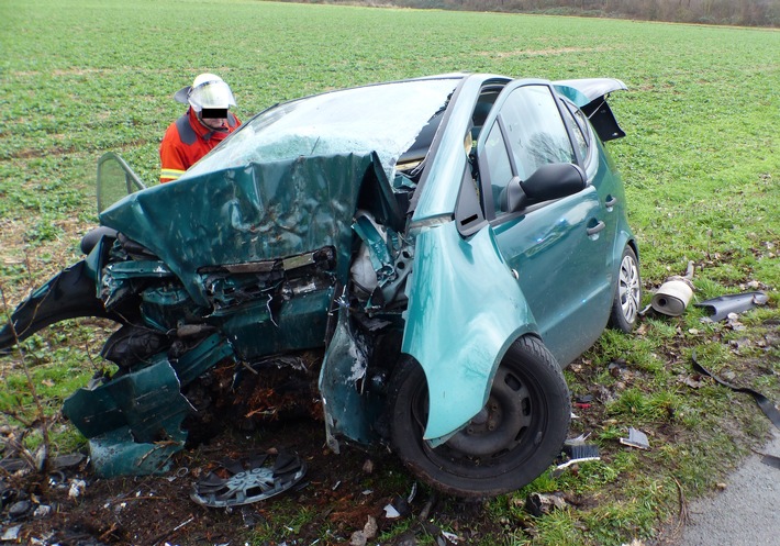 POL-MI: Autofahrerin verstirbt nach schwerem Verkehrsunfall