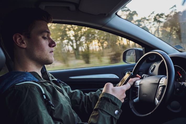 Gefährliche Bildschirmzeit / ADAC: Handynutzung am Steuer ist ein weitreichendes Problem