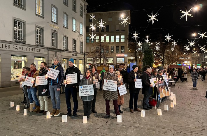 Schweizweite Mahnwache: Stille Gebete und Hunderte von Kerzen für Weihnachten ohne Terror