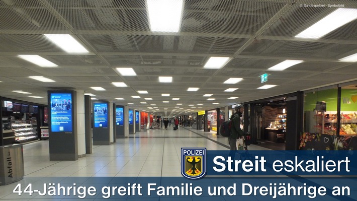 Bundespolizeidirektion München: Streit in einem Schnellrestaurant eskaliert: 44-Jährige greift Familie an und schlägt Dreijährige