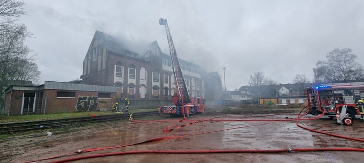 FW-OB: Brand in der ehemaligen Hauptschule St. Michael an der Knappenstraße
