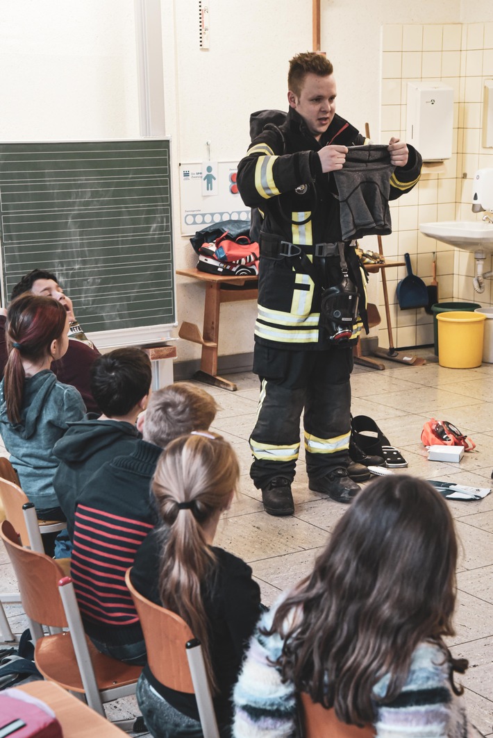 FW-OE: Thema &quot;Respekt&quot; in der Brandschutzerziehung Feuerwehr Lennestadt geht neuen Weg und spricht sensibles Thema an