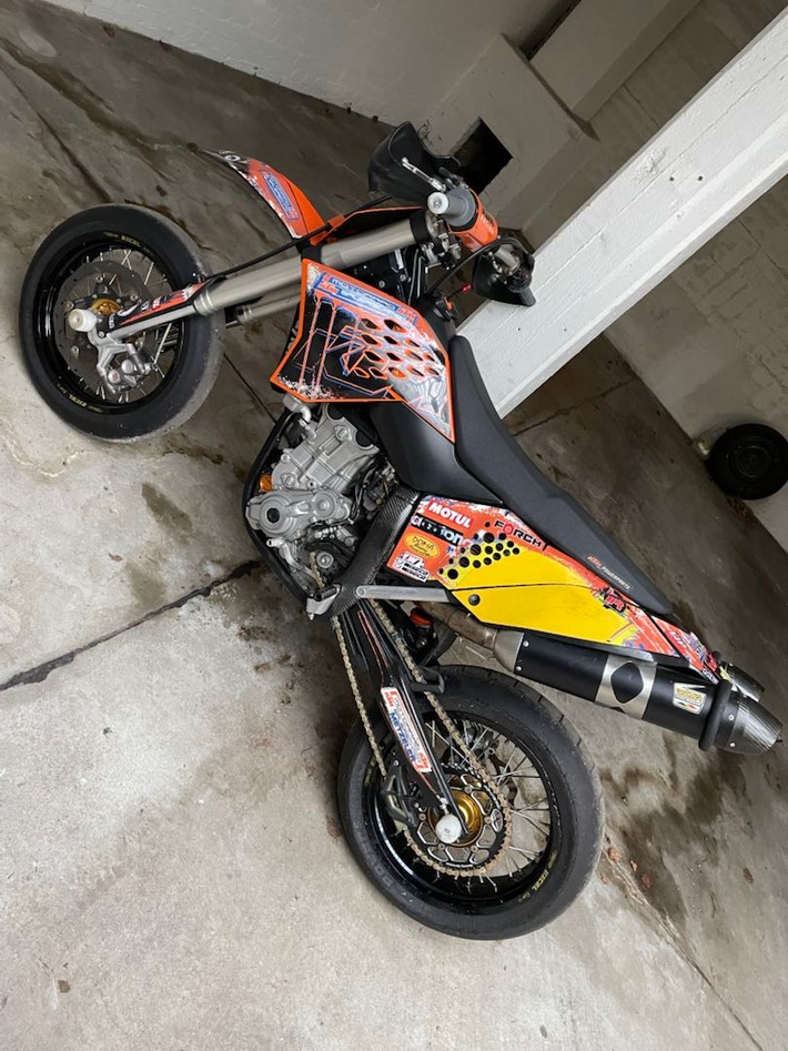 POL-H: Zeugenaufruf: Täter stehlen zwei Motocross-Motorräder in Hannover-Bemerode - Polizei bittet um Hinweise