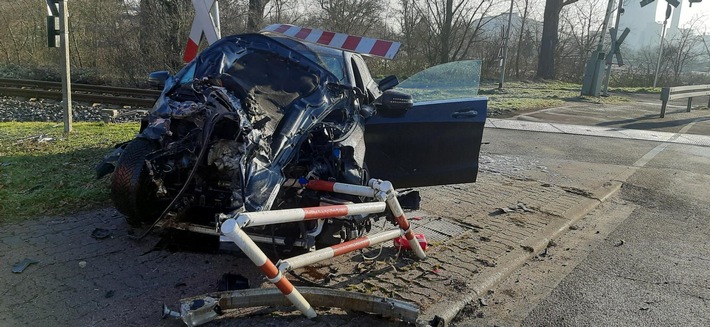 BPOL-F: Unfall am Bahnübergang im Bereich Klein Auheim - Bundespolizei sucht Zeugen