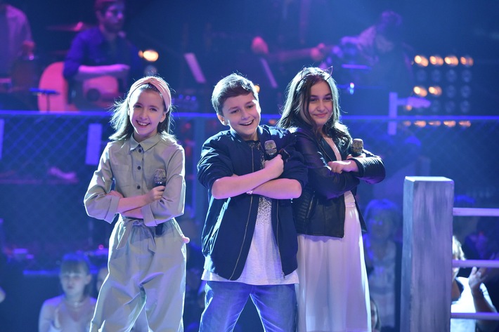 Fetter Auftritt: Elin, David und Learta starten am Sonntag mit "Emanuela" in die Battles // Nico Santos und Lina Larissa Strahl sind Gast-Coaches für die #VoiceKids