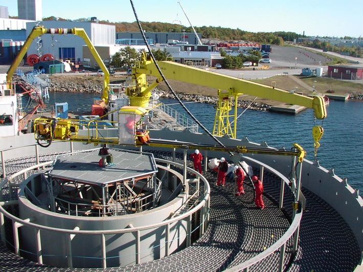 Verladen von Hochspannungsgleichstrom-Übertragungskabeln von ABB auf das Verlegeschiff in Karlskrona (mit Bild)