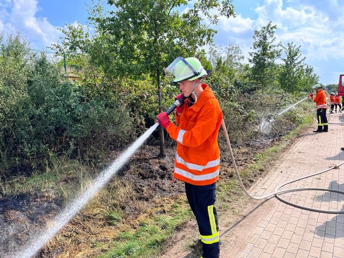 FW Celle: Böschungsbrand am Fuhserandweg