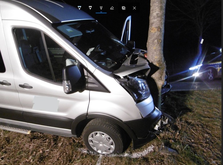 POL-AC: Unfall auf der Landstraße - Fahrer schwer verletzt