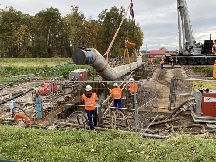 Gewässerquerung einer Ferngasleitung bei Lauchhammer: ONTRAS erneuert Düker durch die schwarze Elster