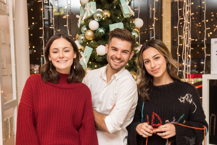 Douglas Charity-Weihnachtsaktion 2017 "Schenken mit Herz" / Stars packen Weihnachtsgeschenke für Douglas Kunden ein und schaffen Aufmerksamkeit für die gemeinnützige Organisation DKMS LIFE