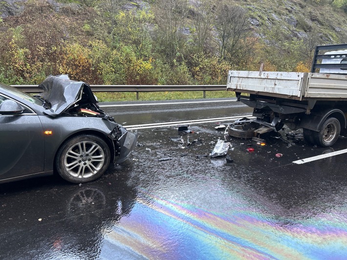 POL-PDLD: Verkehrsunfall mit verletzter Person - B10 in Richtung Landau derzeit gesperrt