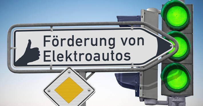 Wegweiser, Daumen hoch für die Förderung von Elektroautos / Weiterer Text über ots und www.presseportal.de/nr/153455 / Die Verwendung dieses Bildes ist für redaktionelle Zwecke unter Beachtung ggf. genannter Nutzungsbedingungen honorarfrei. Veröffentlichung bitte mit Bildrechte-Hinweis.