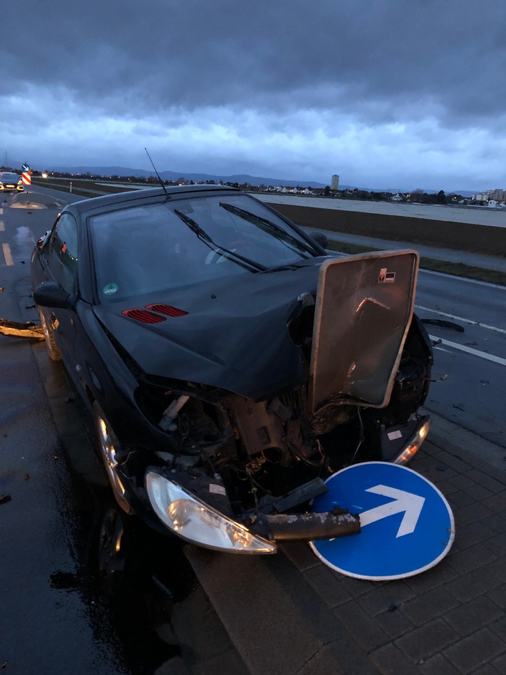 POL-PDLU: Verkehrsunfall mit verletztem Pkw-Fahrer - länger andauernde Straßensperrung der L530 in der Gemarkung Mutterstadt notwendig