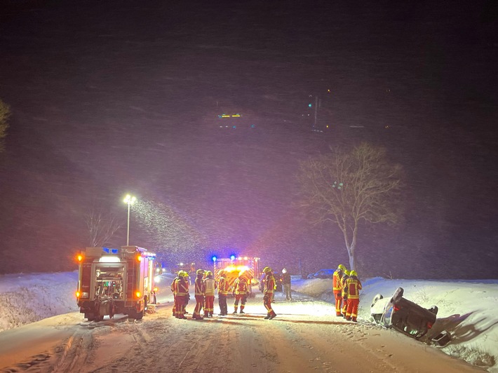 POL-GM: Autofahrer rutscht auf schneeglatter Straße in den Graben