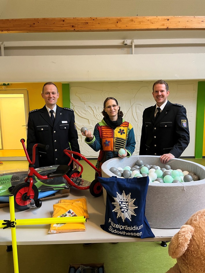 POL-OF: Polizeipräsidium Südosthessen spendet Spielgeräte an das Kinderhaus &quot;Jona&quot;