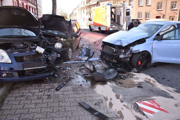 POL-MG: Schwerer Verkehrsunfall: 55-jähriger Autofahrer ums Leben gekommen