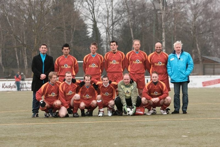 Der Ball rollt wieder bei kabel eins! "Helden der Kreisklasse - Eine Frage der Ehre" Start der dritten Staffel am Donnerstag, 9. März 2006