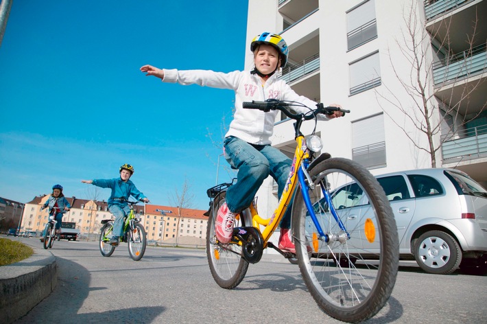 Junge Radfahrer oft neben der Spur / Kinder zwischen 10 und 14 Jahren verunglücken am häufigsten mit dem Fahrrad / ADAC: Fahrradausbildung oft nicht ausreichend