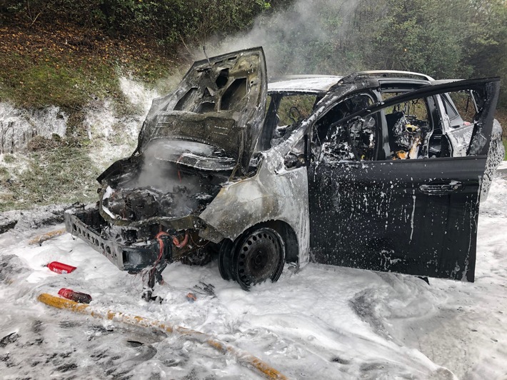 POL-VDKO: Vollbrand eines Ford C-Max