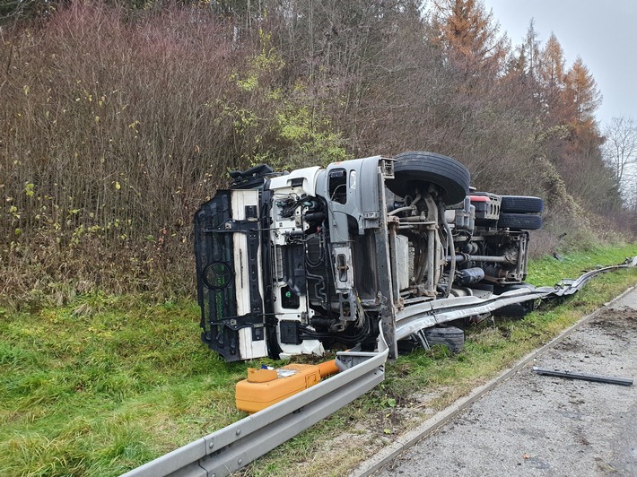POL-KN: (A81/Deißlingen, Lkrs. RW) Lastwagen kippt bei Unfall auf die Seite - Über fünf Kilometer Stau